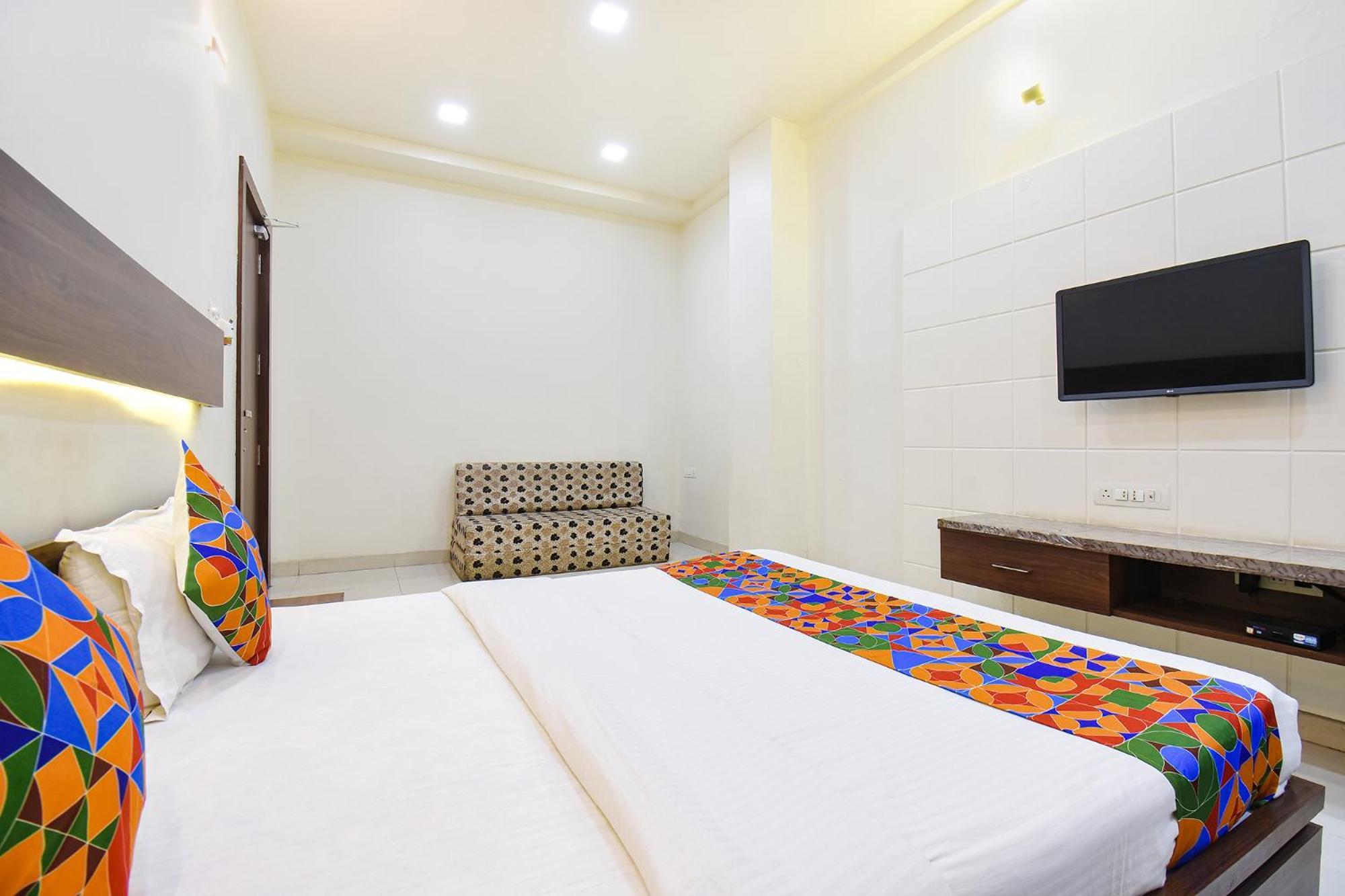 Fabhotel Royal Suits - Nr Mahadji Shinde Chhatri Mundhva Екстериор снимка