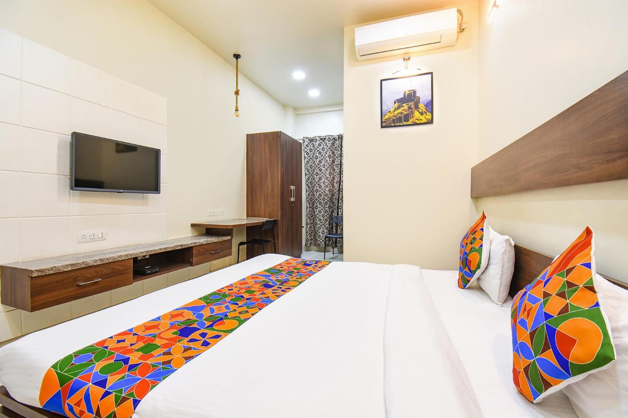 Fabhotel Royal Suits - Nr Mahadji Shinde Chhatri Mundhva Екстериор снимка