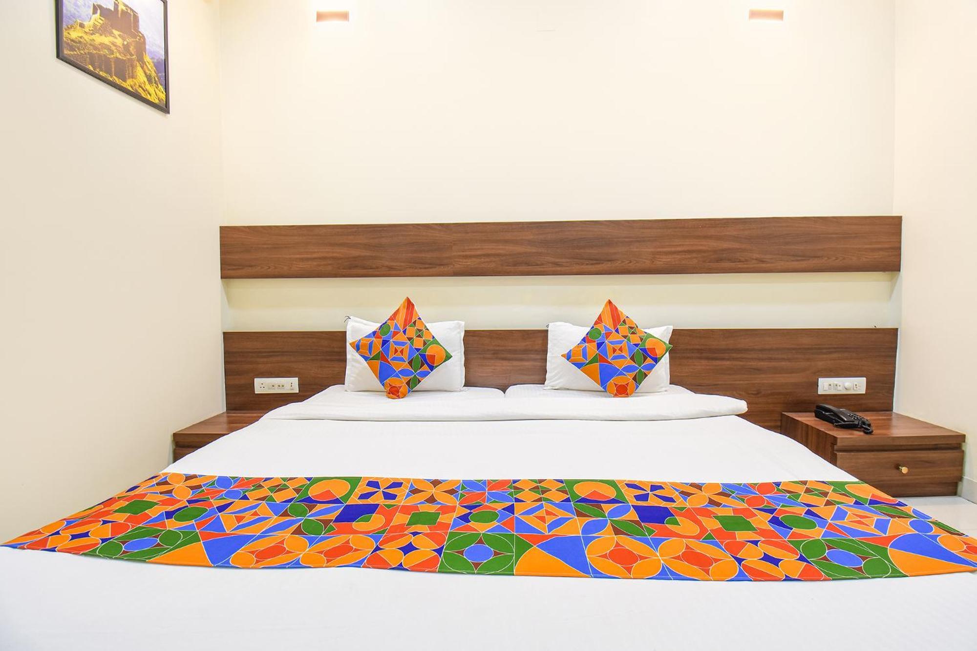 Fabhotel Royal Suits - Nr Mahadji Shinde Chhatri Mundhva Екстериор снимка