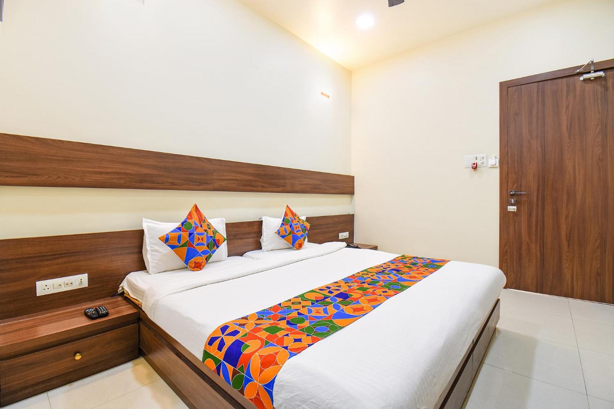 Fabhotel Royal Suits - Nr Mahadji Shinde Chhatri Mundhva Екстериор снимка