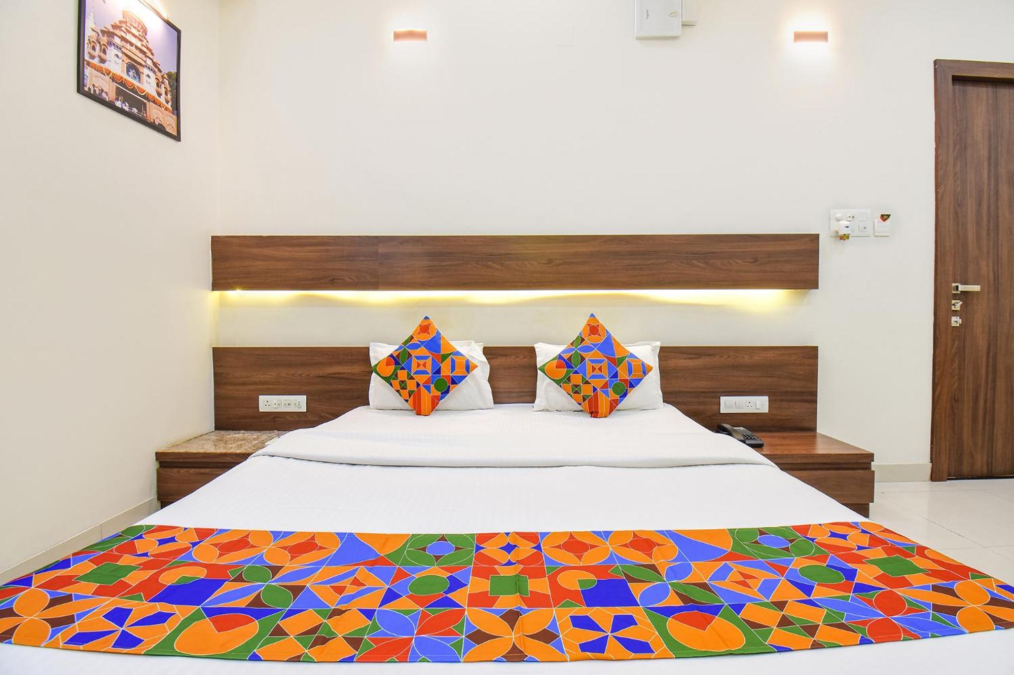 Fabhotel Royal Suits - Nr Mahadji Shinde Chhatri Mundhva Екстериор снимка