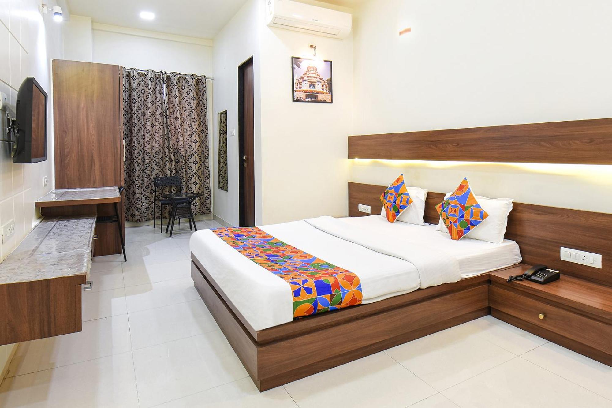 Fabhotel Royal Suits - Nr Mahadji Shinde Chhatri Mundhva Екстериор снимка