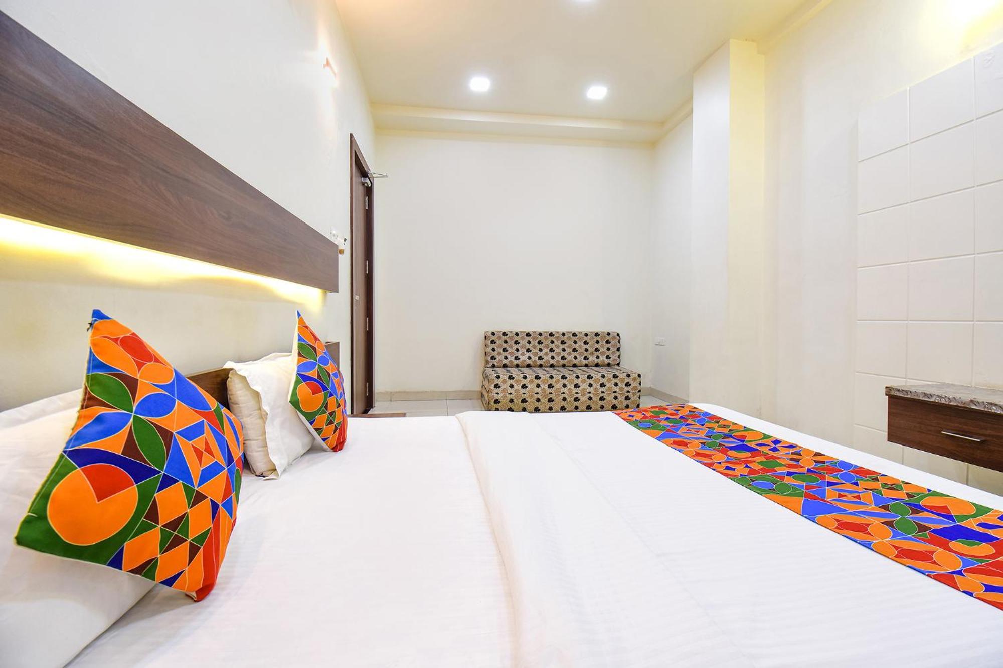 Fabhotel Royal Suits - Nr Mahadji Shinde Chhatri Mundhva Екстериор снимка