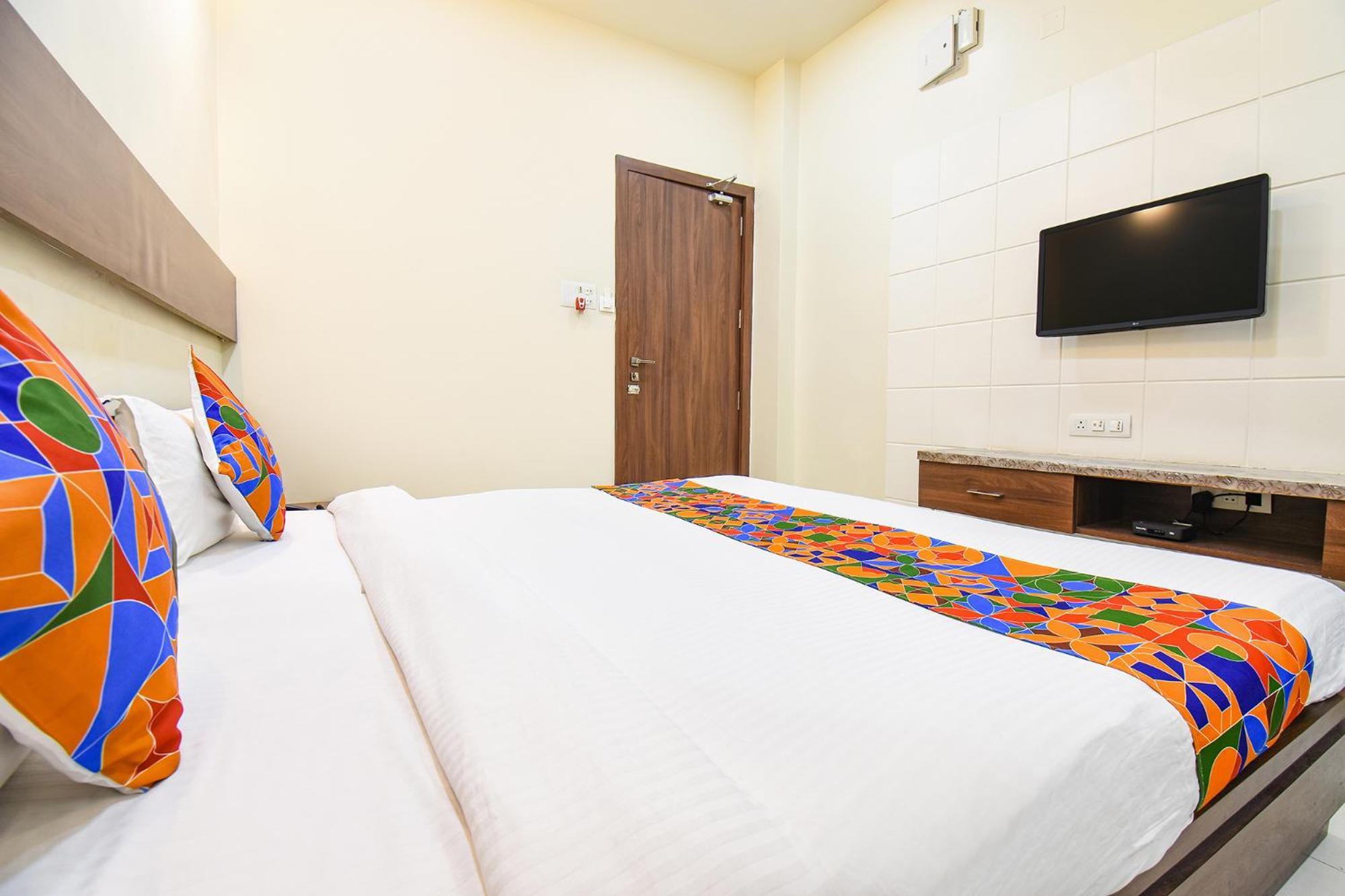 Fabhotel Royal Suits - Nr Mahadji Shinde Chhatri Mundhva Екстериор снимка