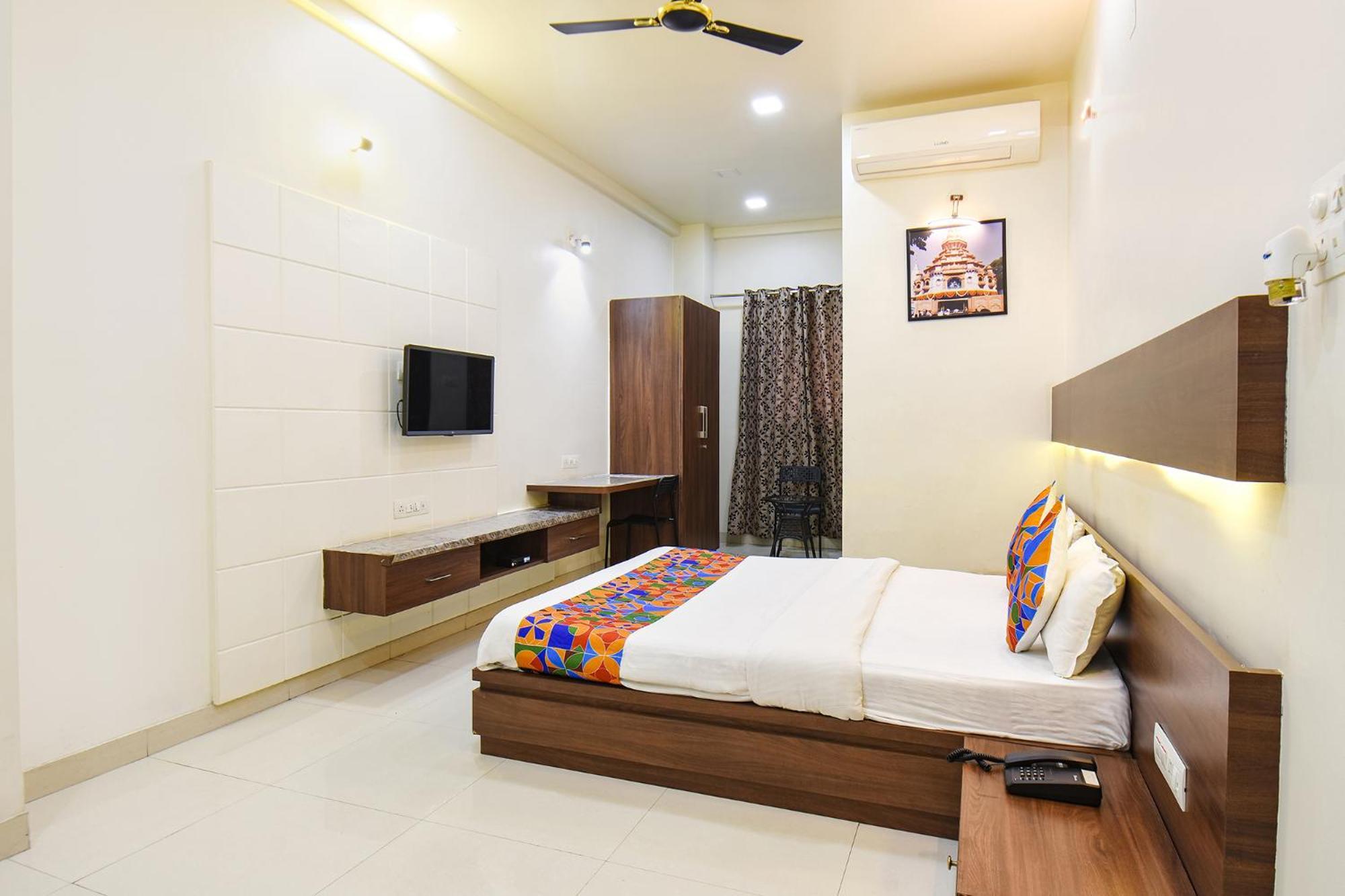 Fabhotel Royal Suits - Nr Mahadji Shinde Chhatri Mundhva Екстериор снимка